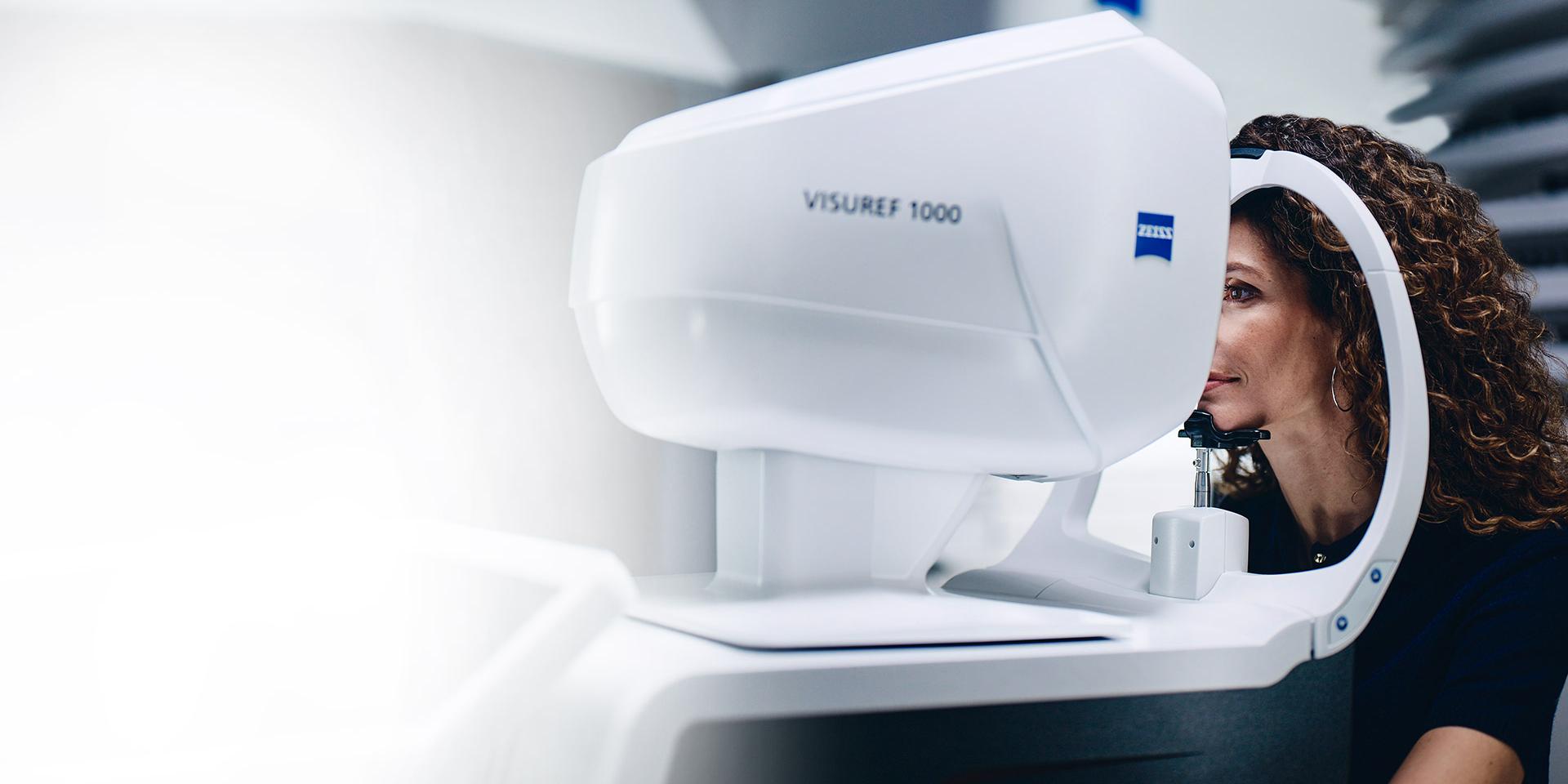 A woman looking through the ZEISS VISUREF 1000.