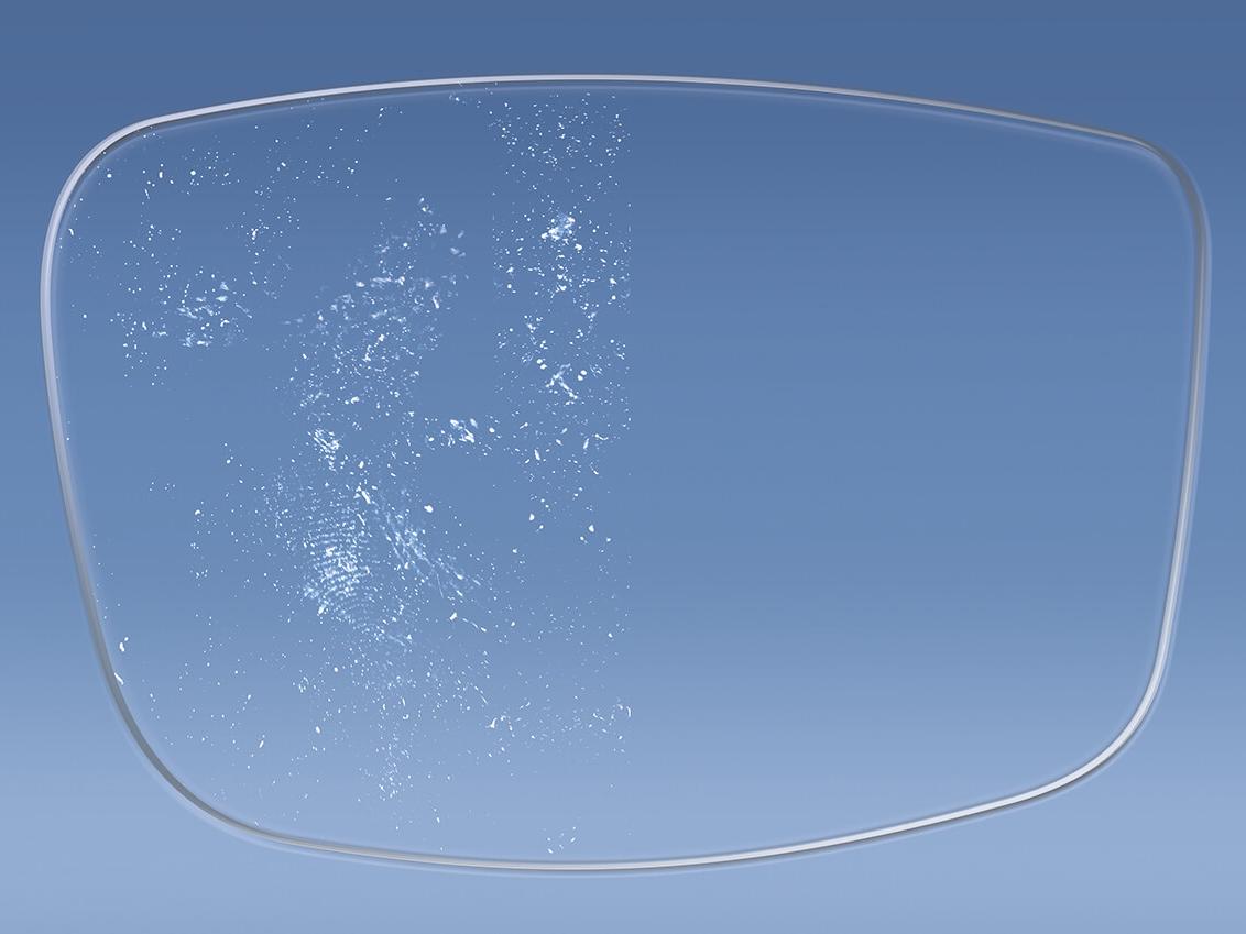 llustration of a lens with and without ZEISS Lens Coatings that add an anti-static layer 