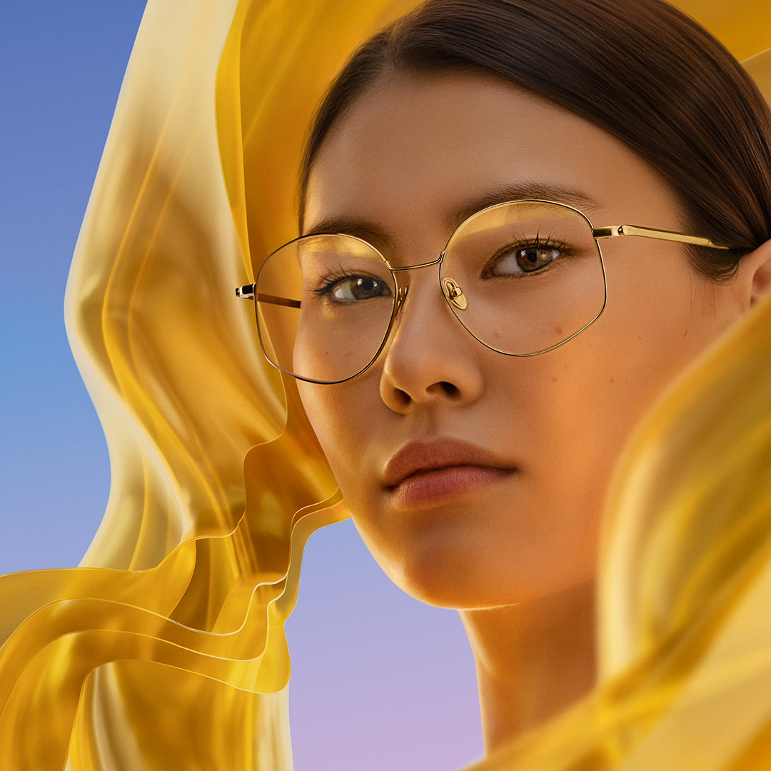 Woman wearing lenses with ZEISS DuraVision Gold UV anti-reflective lens coating, showing the subtle golden reflex on the lens.