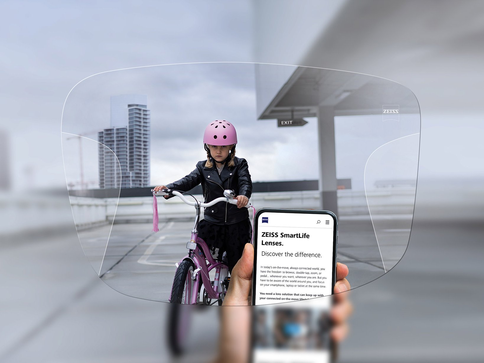 Visualisation of ZEISS SmartLife Progressive Pure Lenses. The image shows the look through the lenses.