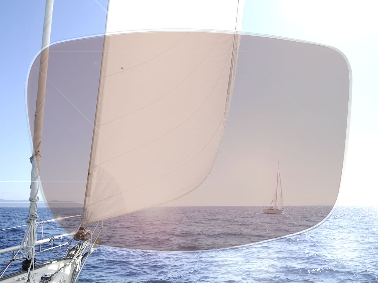 The image shows the view of an ocean through a polarised lens. Using a slider, you can compare the visual effect between the ZEISS solution and regular lenses.